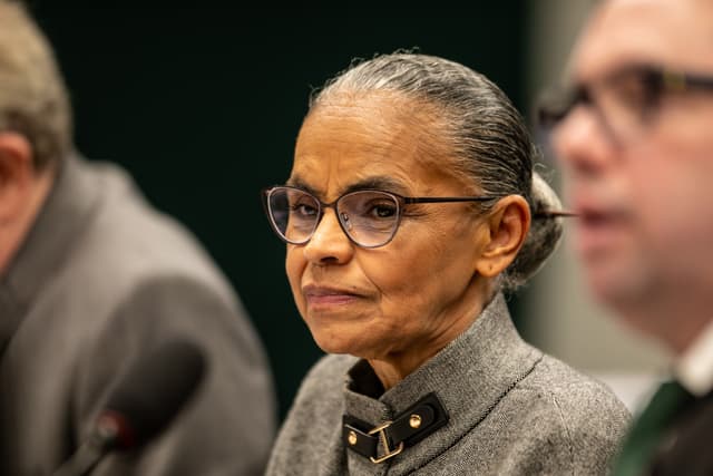 Ministra Marina Silva se defende de ataques de deputados bolsonaristas durante sessão na Câmara dos Deputados. Reprodução: Globo