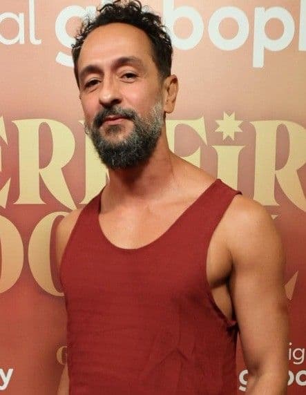 Irandhir Santos em cena da série Coligay, sobre a primeira torcida LGBTQIAP+ brasileira. Legenda da imagem. Reprodução: Retorno do item 11