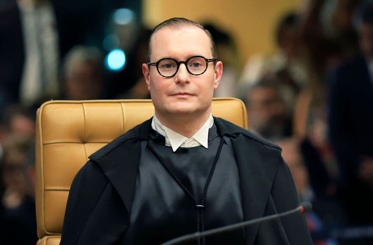 Zanin diz não haver impedimento para julgar denúncia contra Bolsonaro