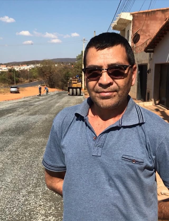 Valdeci Gonçalves celebra o asfaltamento da Rua 34, no Alto da Boa Vista. Legenda da imagem. Reprodução: Retorno do item 11