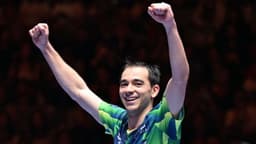 Hugo Calderano comemora vitória sobre rival chinês na final da Copa do Mundo de tênis de mesa. Reprodução: CNN Brasil