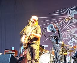 Neil Young captura a plateia em performance hipnotizante no Teatro Waldbühne, em Berlim. Legenda da imagem. Reprodução: El País
