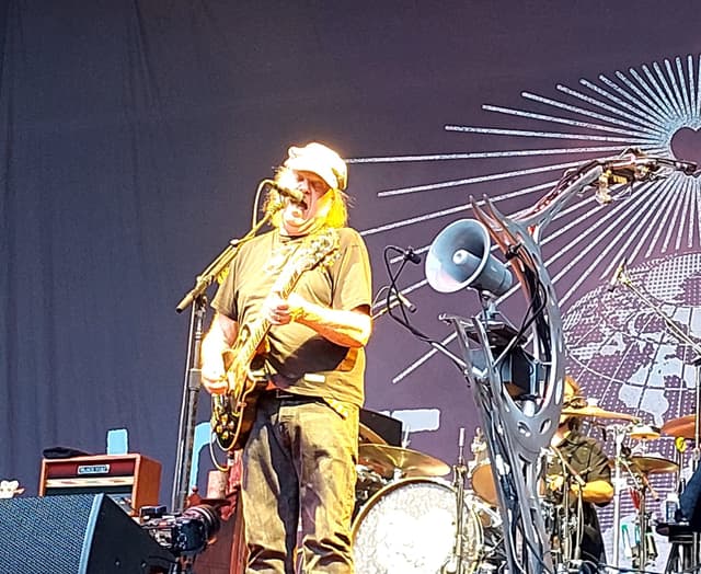 Neil Young captura a plateia em performance hipnotizante no Teatro Waldbühne, em Berlim. Legenda da imagem. Reprodução: El País