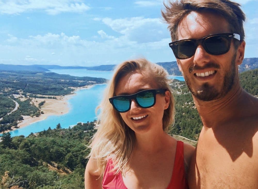 Família desfruta da vida ao ar livre na Riviera Francesa, equilibrando aventuras e desafios longe da família. Reprodução: Business Insider