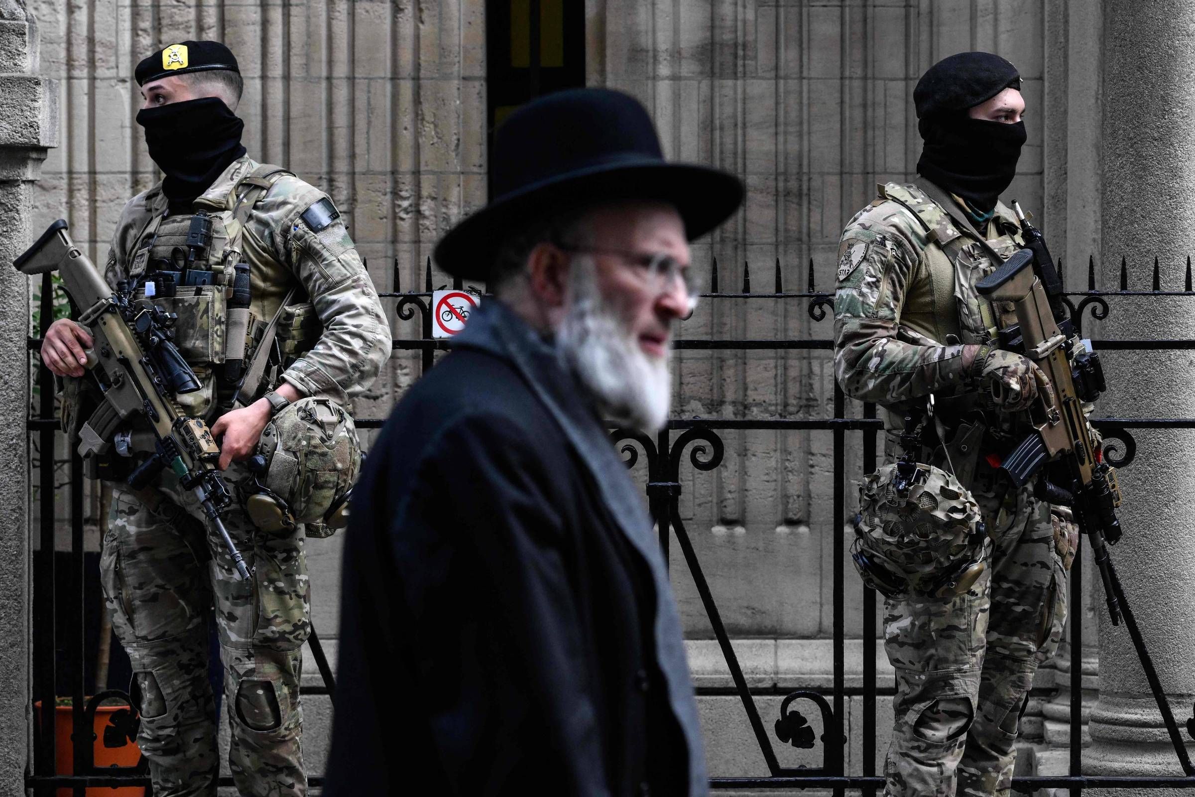 Ataques a comunidades judaicas sugerem modelo de guerra h�brida na Europa - Foto: Folha de S.Paulo