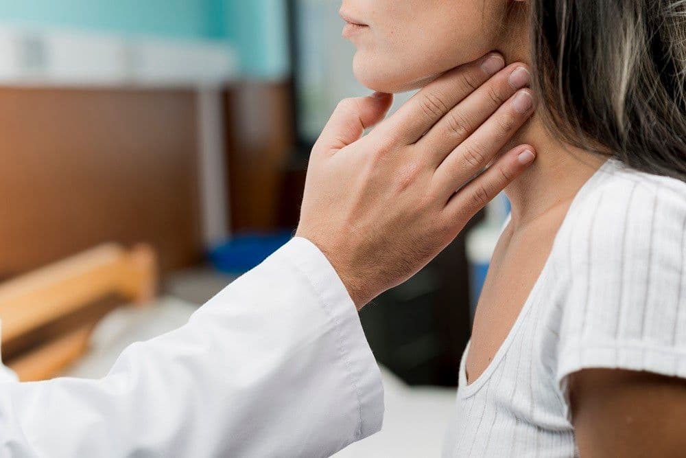 Mulheres dominam a responsabilidade de acompanhar filhos em consultas médicas, refletindo desigualdade nas funções parentais. Reprodução: Globo