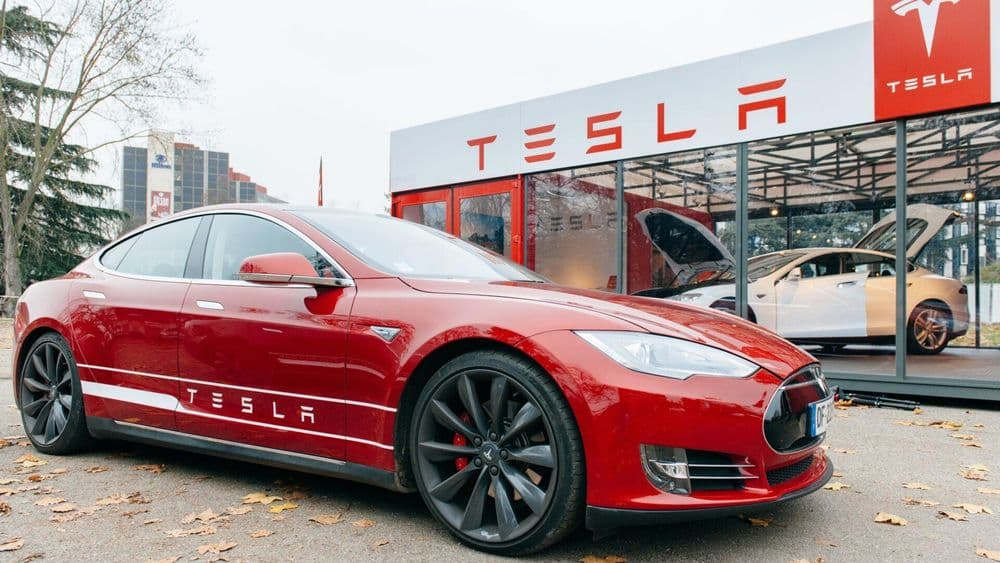 Queda nas entregas de veículos elétricos da fabricante reflete consequências da nova abordagem política de Elon Musk. Reprodução: Gizmodo