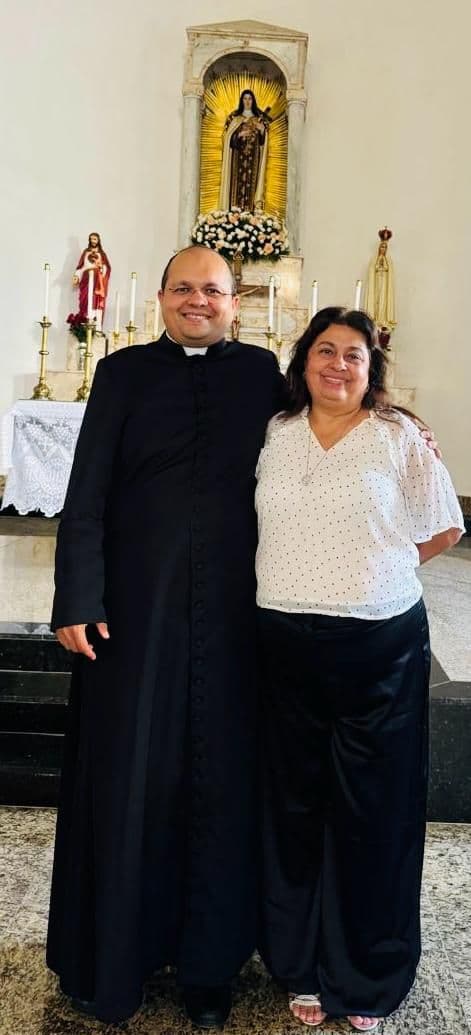 Relatos emocionantes de mães de padres sobre fé e orgulho no Dia das Mães. Reprodução: Lucas Roberto