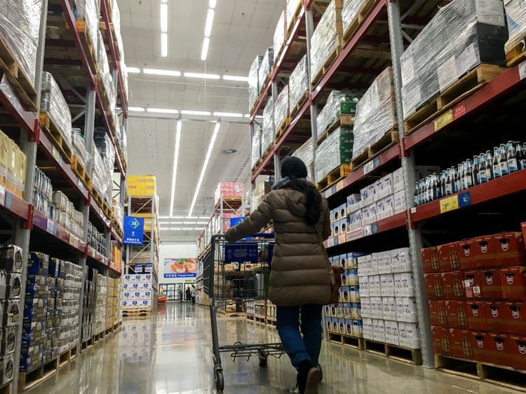 Consumidora aproveita a experiência de compras no Sam's Club, seguindo a tradição da avó. Reprodução: Insider