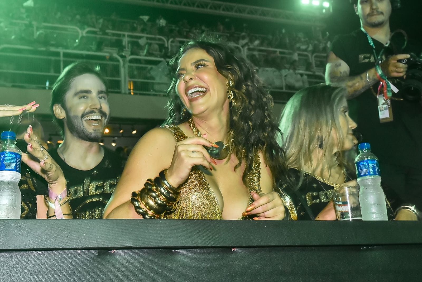 [Paolla Oliveira se emociona assistindo ao desfile da Grande Rio]. Reprodução: Gshow