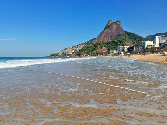Praia do Leblon cheia de banhistas no primeiro dia de veranico no Rio de Janeiro. Reprodução: G1