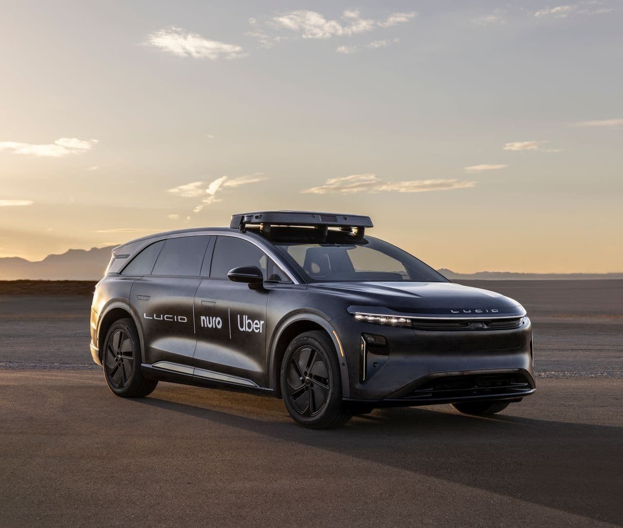 Uber, Lucid e Nuro anunciam parceria para lançamento de 20 mil robôs táxis a partir de 2026. Reprodução: El País