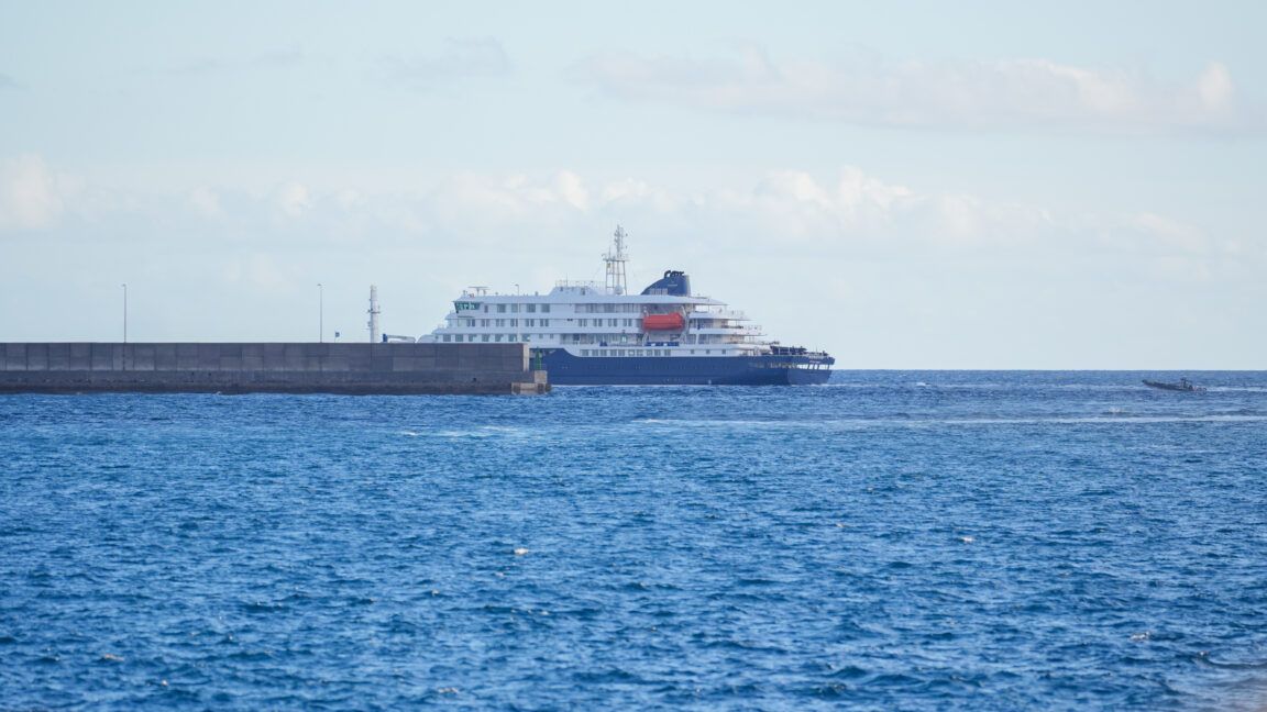 O navio MV Hondius ancorado, após a redução de casos de hantavírus a bordo.