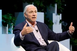 Ray Dalio alerta sobre riscos de investir em imóveis devido à crise fiscal nos EUA. Reprodução: Business Insider