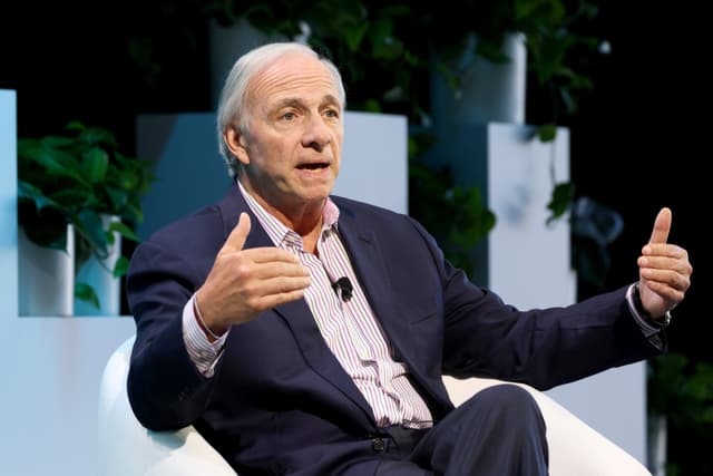 Ray Dalio alerta sobre riscos de investir em imóveis devido à crise fiscal nos EUA. Reprodução: Business Insider