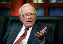 Warren Buffett vende ações e acumula caixa prevendo queda no mercado. Reprodução: Nati Harnik/AP