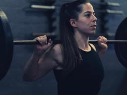 Autora treina sem fones no ginásio e abre espaço para novas conversas. Reprodução: Mikala Jamison