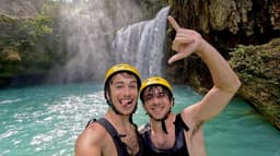 Elan e Tal Bibas aproveitam um momento juntos durante a participação em 'Love Island USA'. Reprodução: Business Insider