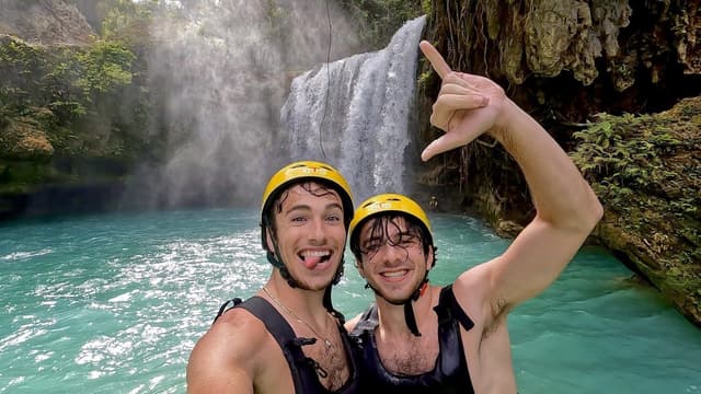 Elan e Tal Bibas aproveitam um momento juntos durante a participação em 'Love Island USA'. Reprodução: Business Insider