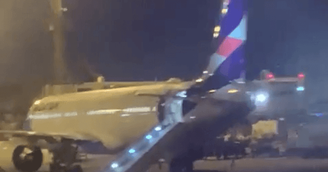 Passageiro é removido de voo após ativar escorregador