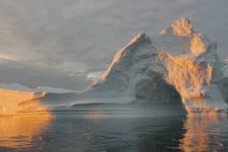 Iceberg em Disko Bay, alertando para os riscos da elevação da temperatura global. Reprodução: Gizmodo