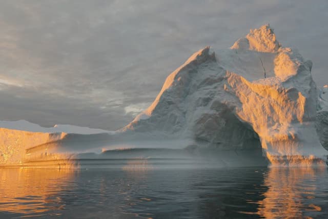 Iceberg em Disko Bay, alertando para os riscos da elevação da temperatura global. Reprodução: Gizmodo