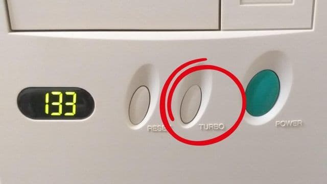 Botão no gabinete dos computadores virou nostalgia para os usuários dos anos 90. Reprodução: IGN Brasil