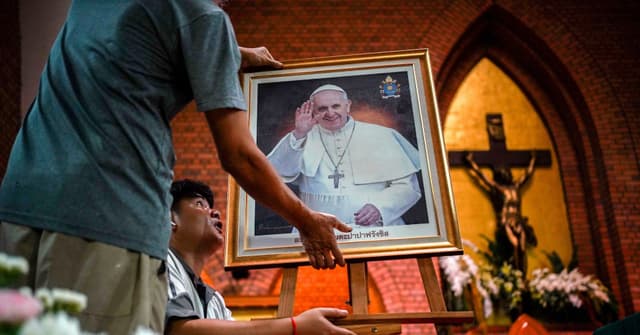 Cardeais se reúnem para planejar o funeral do Papa Francisco. Reprodução: Reuters
