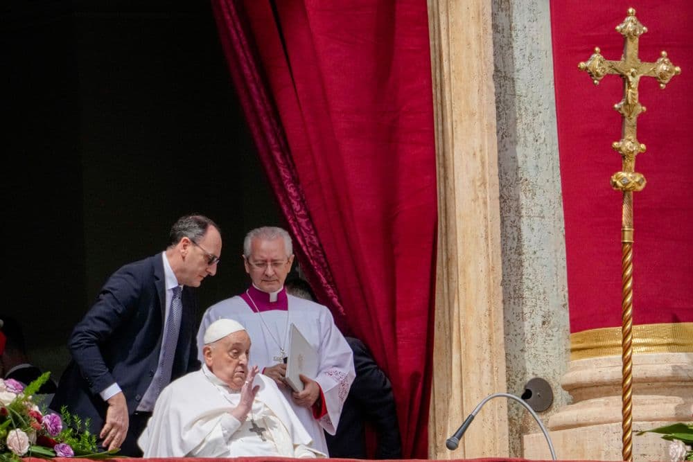 Papa Francisco faz aparição na varanda e se encontra com o vice-presidente dos EUA.; Legenda da imagem. Reprodução: Globo