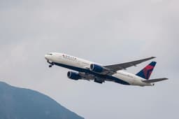 Delta Air Lines concorda em pagar $78,75 milhões após o despejo de combustível sobre áreas residenciais na Califórnia.; Reprodução: Business Insider