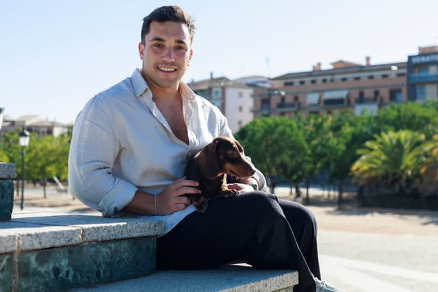 Manuel e Rufo, cão salsicha, enfrentam a busca por aluguel que aceite pets. Legenda da imagem. Reprodução: Retorno do item 11