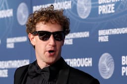 Mark Zuckerberg no tapete vermelho da Breakthrough Prize em Santa Monica. Legenda da imagem. Reprodução: Retorno do item 11