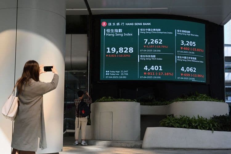 Investidores observam placa eletrônica com preços de fechamento do mercado em queda.; Reprodução: O Globo