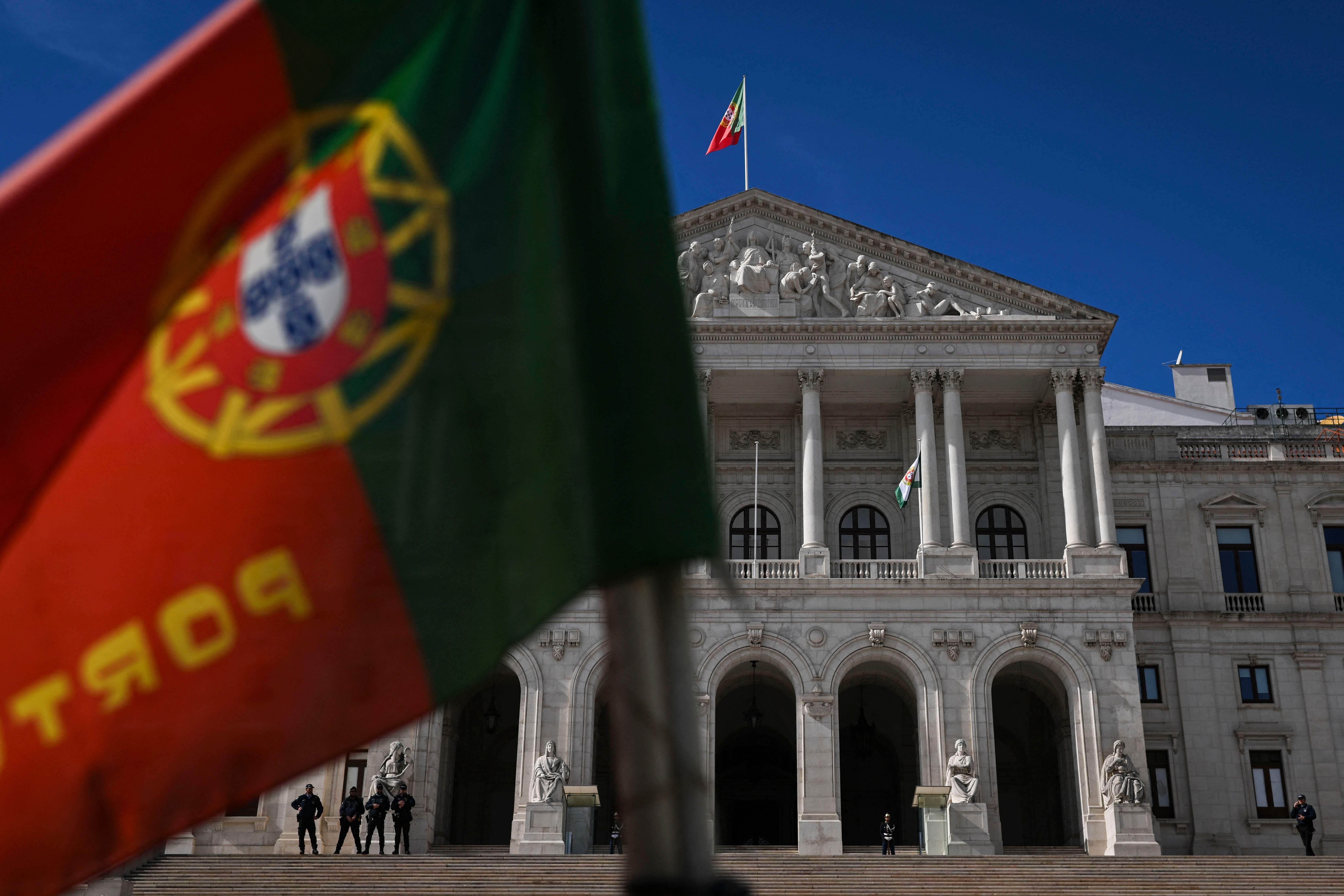 [Parlamento de Portugal em Lisboa com bandeira à frente, tema colapso na análise de processos de cidadania]. Reprodução: Oglobo