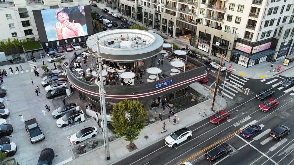 O novo Tesla Diner em Hollywood atraiu multidões durante sua abertura, com veículos elétricos e comida temática. Legenda da imagem. Reprodução: Business Insider
