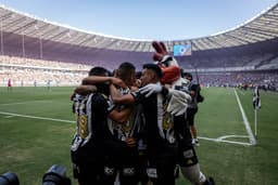 Atlético-MG brilha em goleada e caminha para título