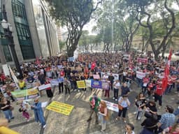 Servidores do Judiciário de São Paulo mantêm greve por reposição salarial em assembleia. Reprodução: Lucas Celegatti/Divulgação