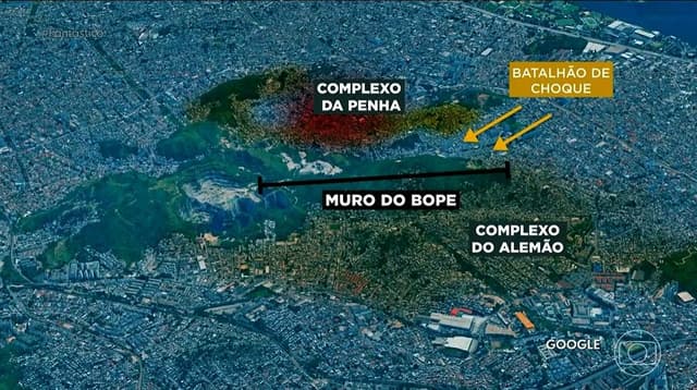 Policiais cercam a Serra da Misericórdia durante megaoperação no Rio. Reprodução: Globo