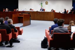 Ministros do STF defendem critérios rigorosos para julgamento de acusados na trama golpista de Jair Bolsonaro. Reprodução: Globo