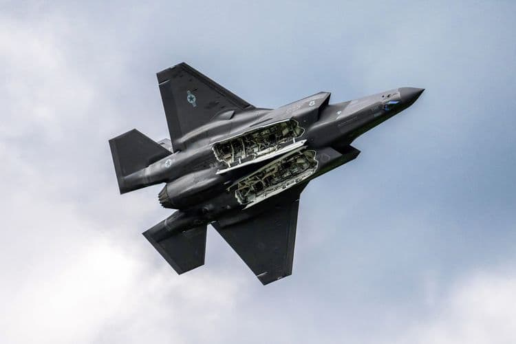 F-35 da Força Aérea dos EUA performa durante grande show aéreo, enquanto Lockheed Martin enfrenta queda nas ações. Reprodução: Business Insider