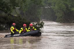 Equipes de busca e resgate trabalham no Rio Guadalupe, Texas, após inundações que deixaram 69 mortos. Legenda da imagem. Reprodução: Business Insider