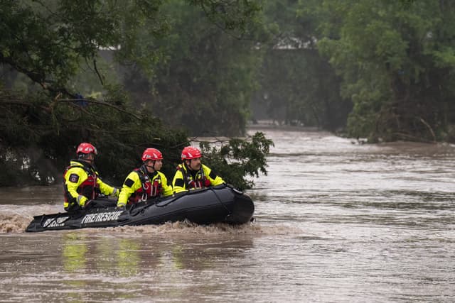 Equipes de busca e resgate trabalham no Rio Guadalupe, Texas, após inundações que deixaram 69 mortos. Legenda da imagem. Reprodução: Business Insider
