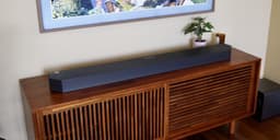 A Samsung Q990F soundbar oferece uma experiência de theater em casa com som envolvente e recursos avançados. Reprodução: Tyler Hayes/Business Insider