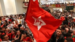 Lula participa de protesto com cartaz pela taxação dos super ricos em apoio à luta dos trabalhadores. Reprodução: Globo