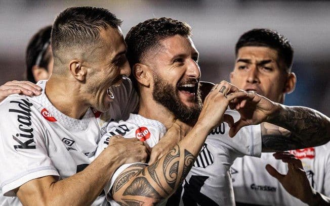 Santos vence o Corinthians com tranquilidade; Zé Rafael abre o placar em escanteio de Barreal e Rollheiser amplia em pênalti. Reprodução: Retorno do item 11