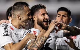 Santos vence o Corinthians com tranquilidade; Zé Rafael abre o placar em escanteio de Barreal e Rollheiser amplia em pênalti. Reprodução: Retorno do item 11