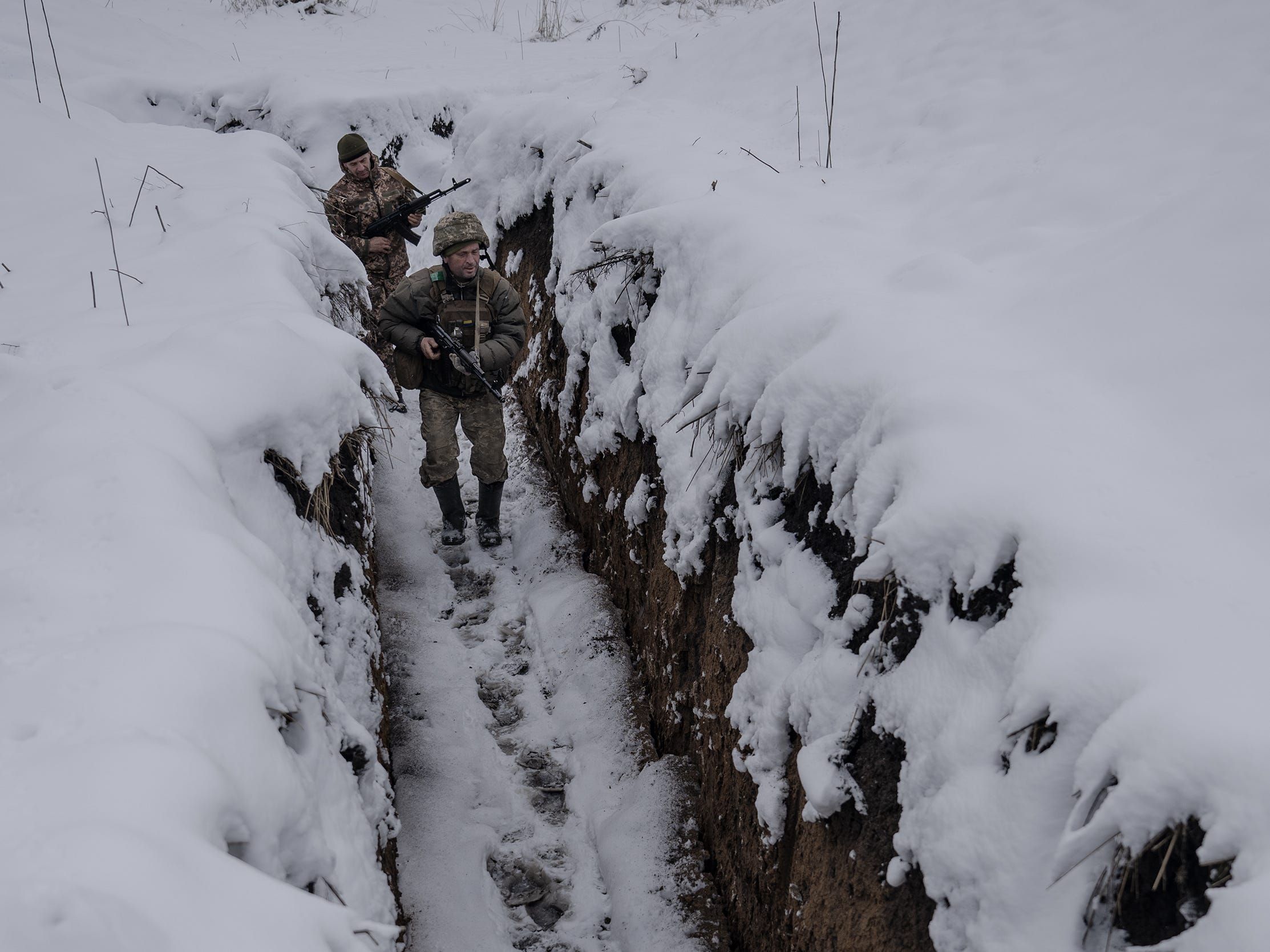 Ucranianos em trincheiras enfrentam o frio com power banks, aquecedores corporais e anticongelante. Reprodução: Businessinsider