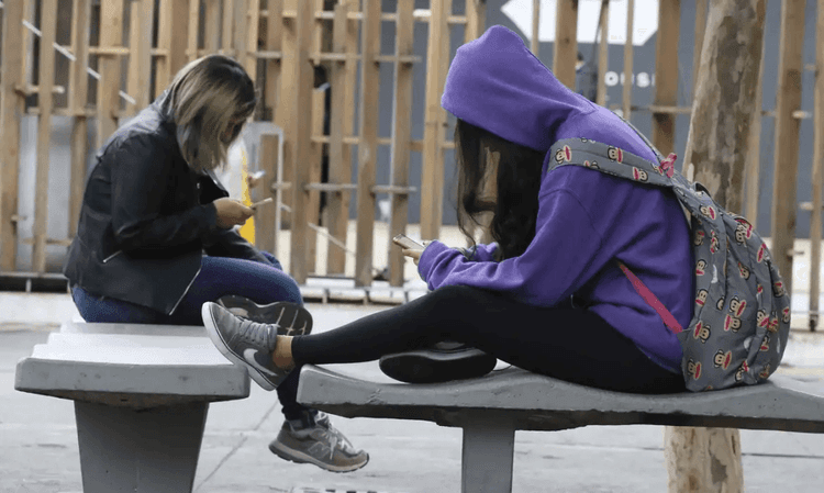 Deputada solicita MP para banir celulares nas escolas de SP