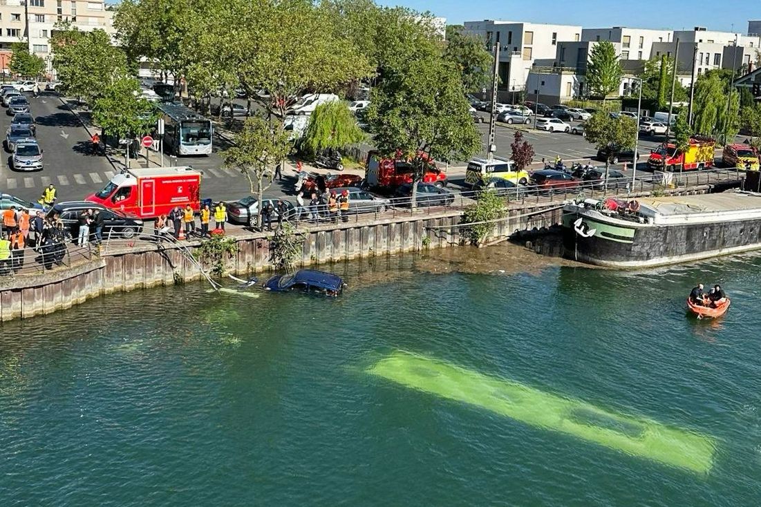 Ônibus cai no rio Sena e fica totalmente submerso; quatro pessoas foram resgatadas