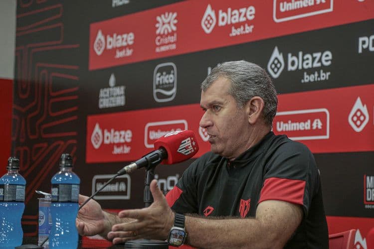 Técnico celebra a vitória do Dragão em sua estreia. Reprodução: Globo